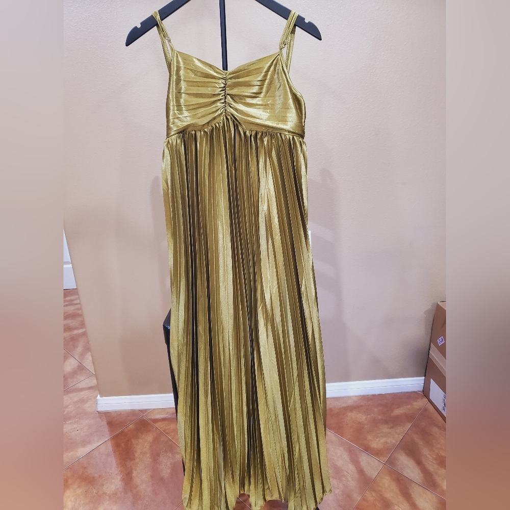 Green pleated maxi dress Size: XL